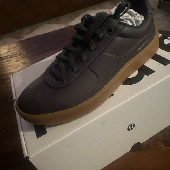 Lululemon men’s sneakers- cityverse sneakers in traverse grey with gum sole - Picture 2 of 6